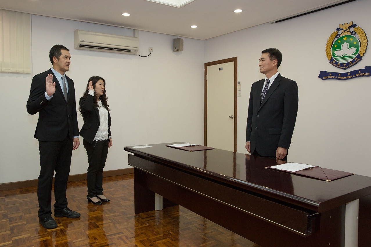 Heads of Division Ho Fai In and Ng Iok Wong take an oath administered by Director Cheng Fong Meng to officially assume their posts