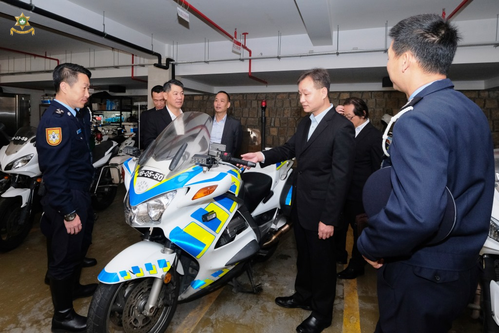 警察總局馬耀權局長及治安警察局梁文昌局長檢閱交通警務警司處工作設備