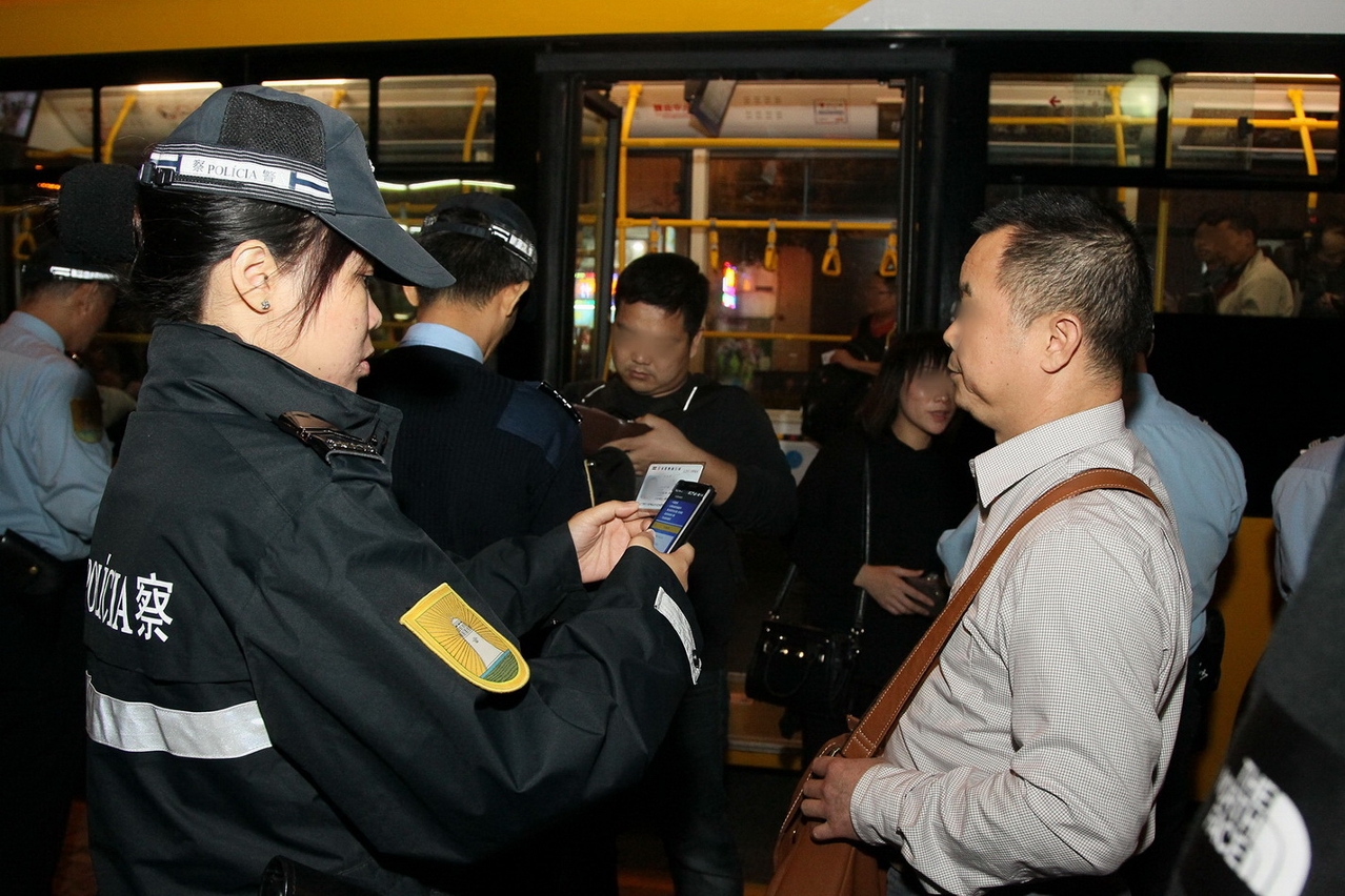 冬防行動中警方採取截查行動保市面安全