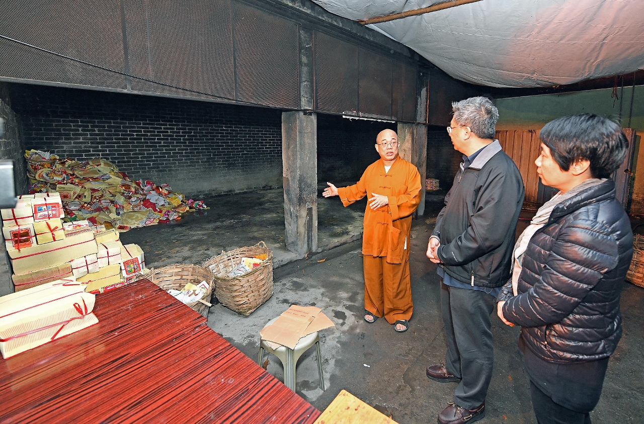 o Presidente do Instituto Cultural, Leung Hio Ming, a Chefe do Departamento do Património Cultural, Leong Wai Man, e o responsável do Templo de Kun Iam Tong, Sek Leong Ng, executam uma vistoria no Templo de Kun Iam às situações da Abertura da Tesouraria de Kun Iam.