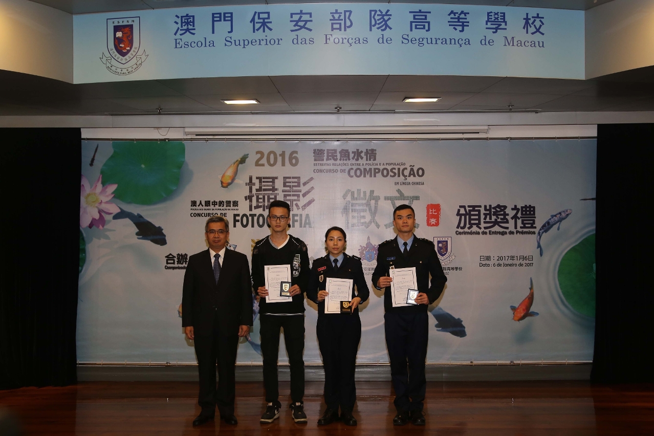 保安司黃少澤司長與得奬者及其代表合照(中文徵文比賽-專上組 冠亞季軍)