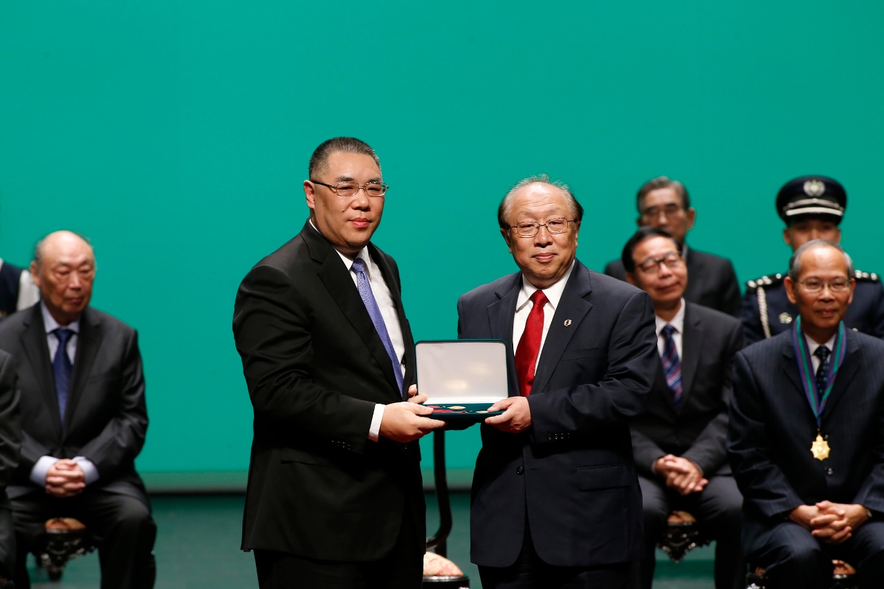 UM Rector Wei Zhao receives the Medal of Merit - Education on behalf of the university