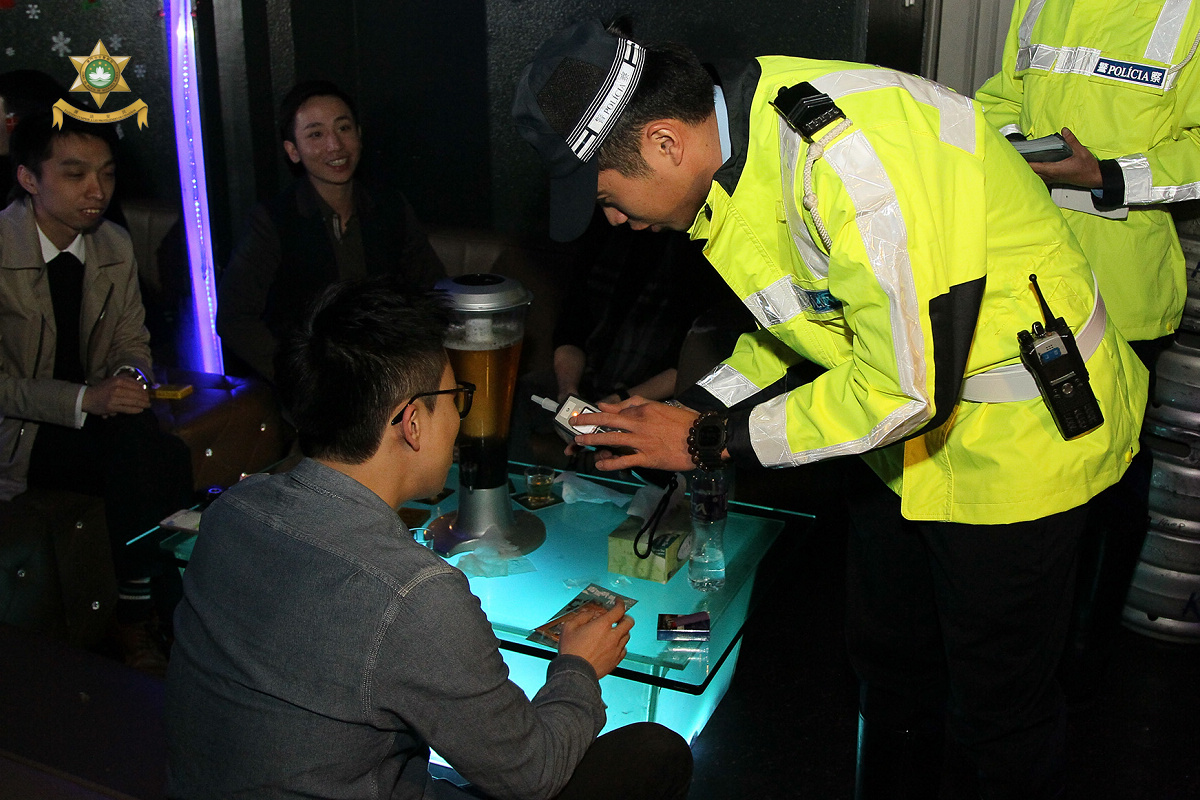 警員向市民講解在執法時使用酒精測試機的目的和作用