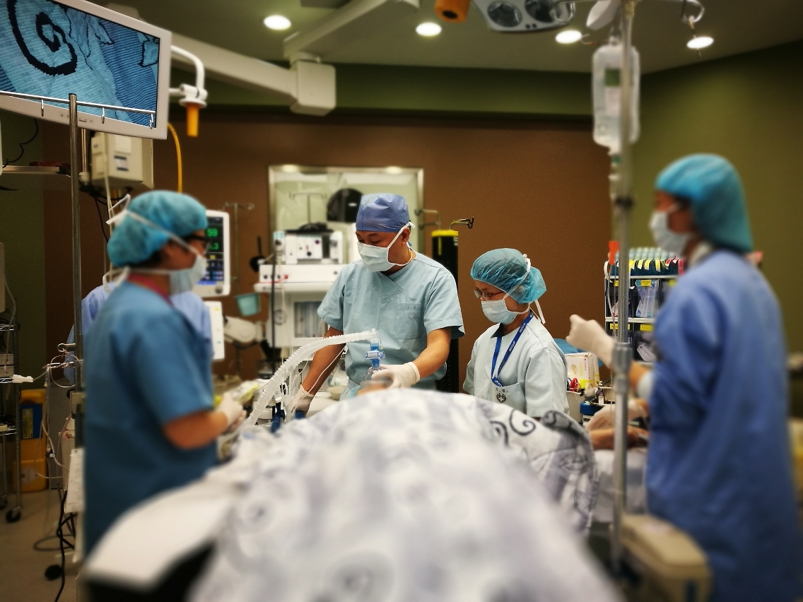Especialistas da Equipa Média do Centro de Transplantação de Órgãos do Primeiro Hospital Afiliado da Universidade Sun Yat-Sen fornecem orientações e apoio