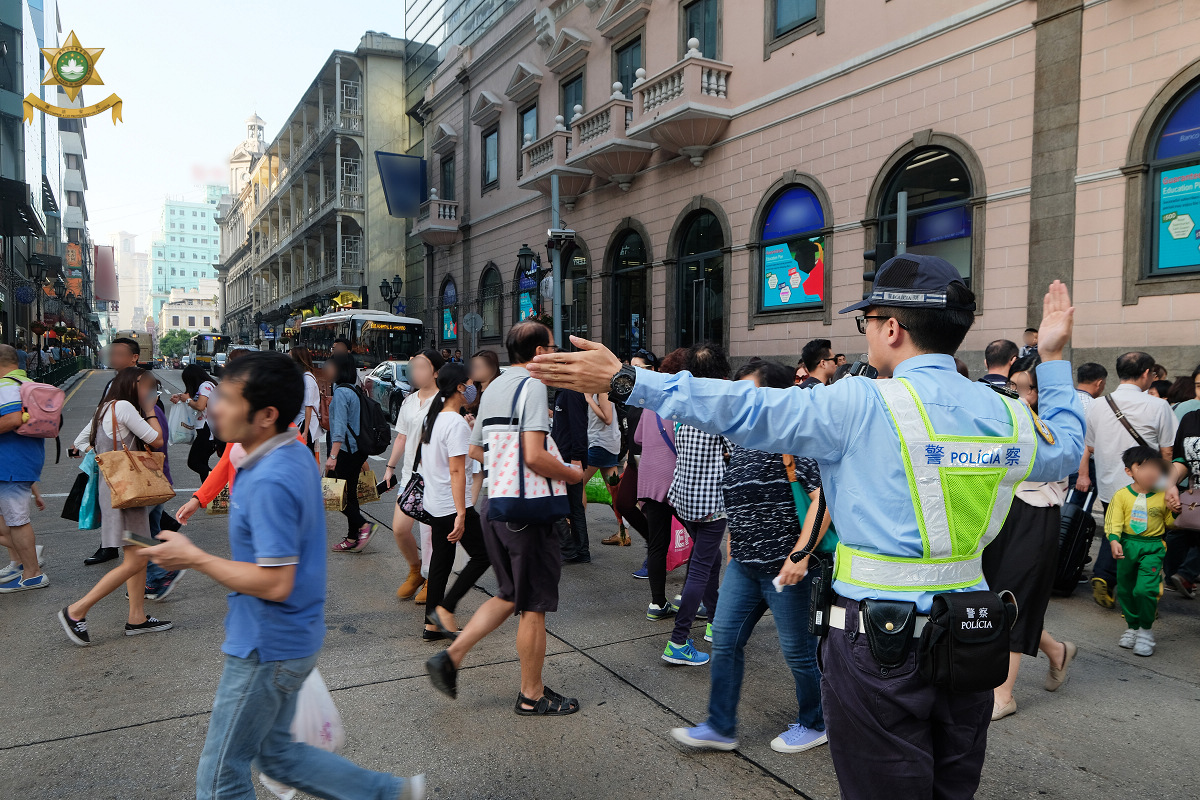 交通警員維持交通秩序 (3)