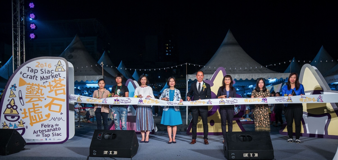 A Feira de Artesanato do Tap Siac inaugura-se. O público é convidado a participar e a experimentar a força criativa.
