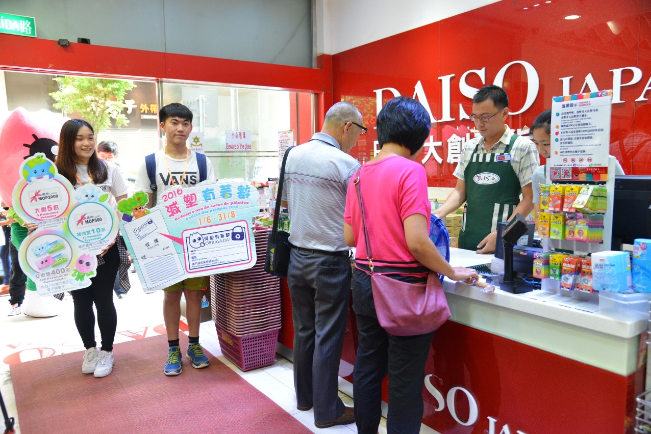 A actividade “Reduzir o uso de sacos de plástico poderá dar prémios” visa incentivar a população para a redução do uso de sacos de plástico para compras