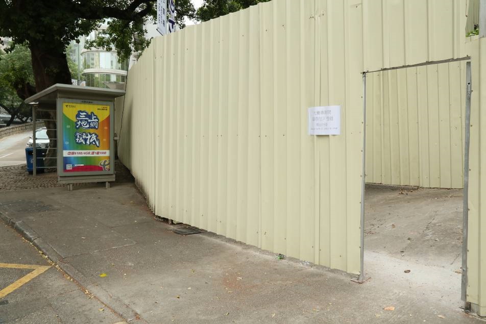 Porta da passagem temporária para peões