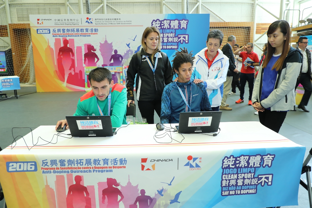 運動員參與電腦問答遊戲