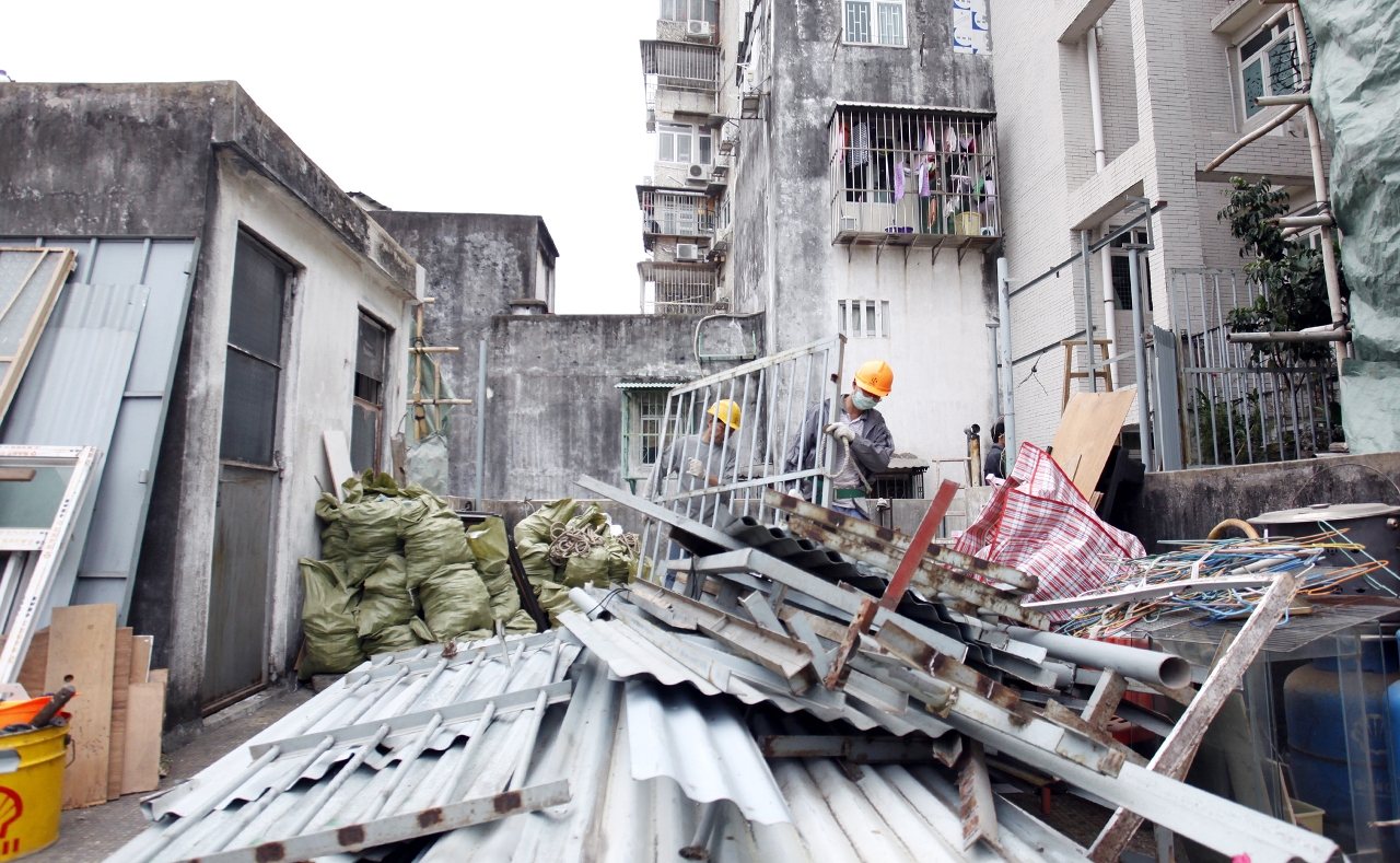 Demolição da construção ilegal no terraço