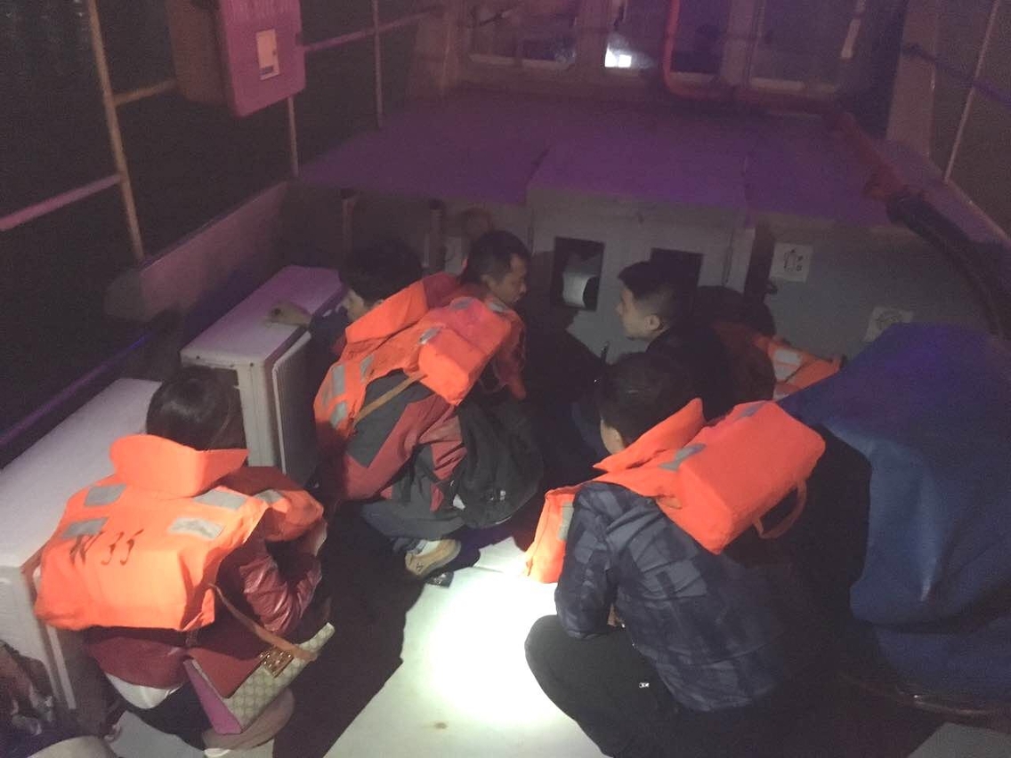 非法入境者被押往海關船隊基地