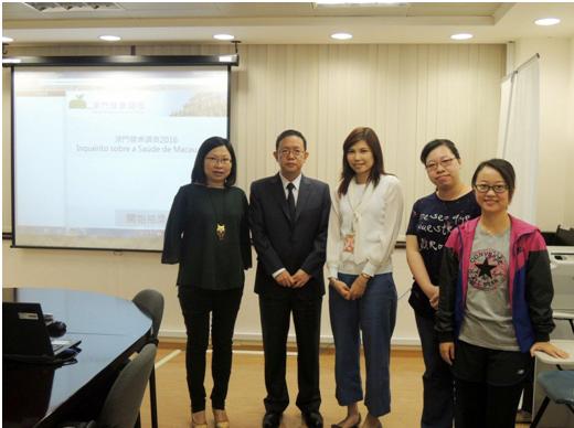 Responsável do Centro de Prevenção e Controlo da Doença dos Serviços de Saúde, Dr. Lam Chong, e os membros do Grupo do Inquérito sobre a Saúde realizaram o sorteio do Inquérito sobre a Saúde