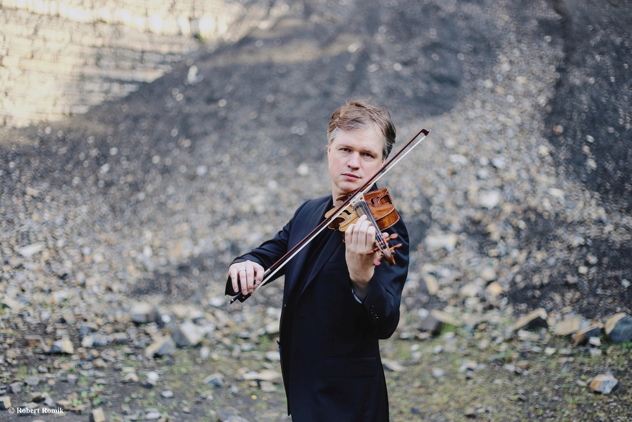 Norwegian violinist Henning Kraggerud and OM will present the concert “Henning Plays Mozart”.