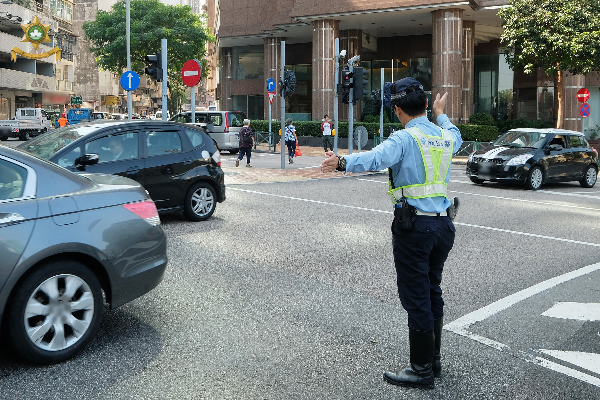 交通警員維持交通秩序 (4)