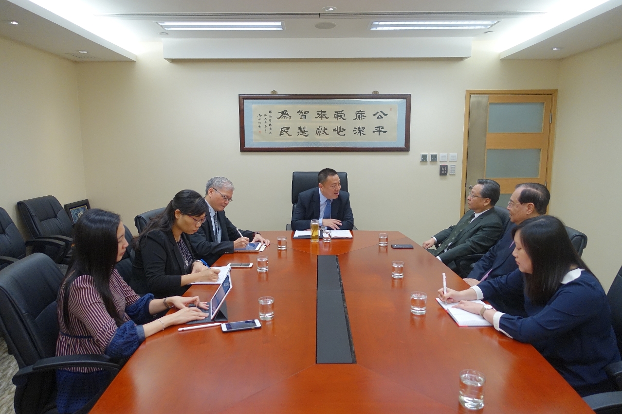 Encontro do Secretário Leong Vai Tac com os representantes da parte empregadora do Conselho Permanente de Concertação Social, Kou Hoi In e Chui Yuk Lum, para trocar ideias sobre a forma a adoptar para o desenvolvimento contínuo do papel de plataforma do CPCS