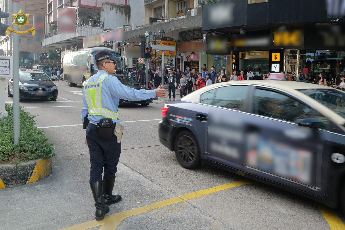 交通警員維持交通秩序 (2)