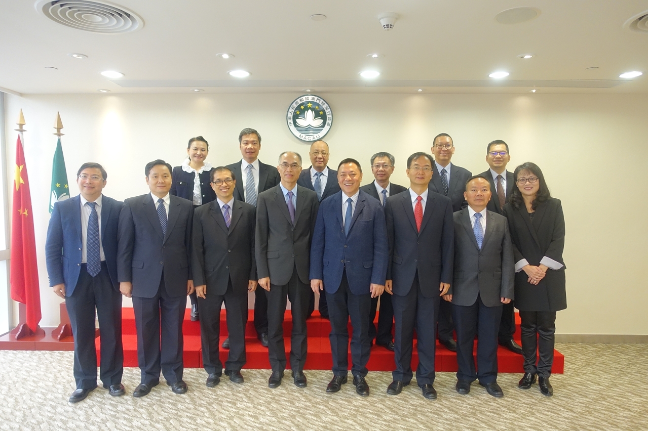 Encontro do Secretário para a Economia e Finanças, Leong Vai Tac, com o Presidente do Município de Jiangmen, Deng Weigen e seus companheiros.