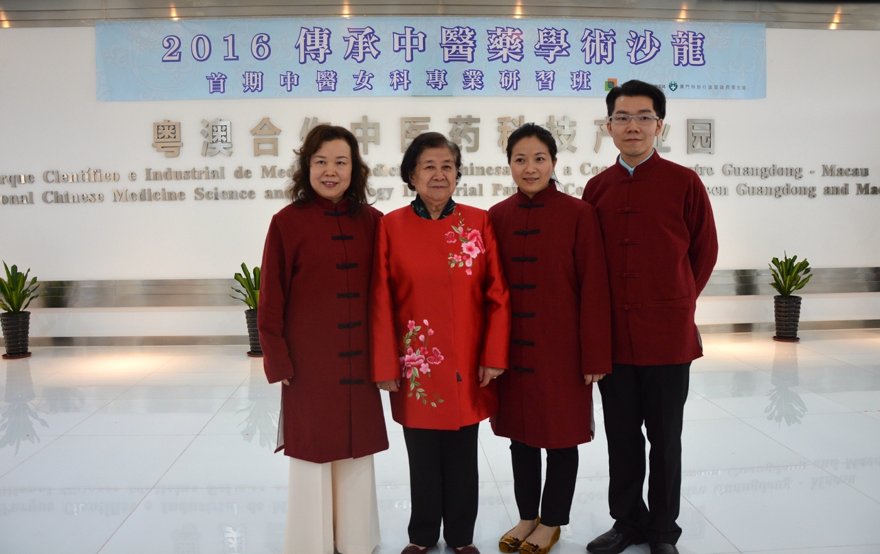 3名新收弟子與國醫大師劉敏如教授合影