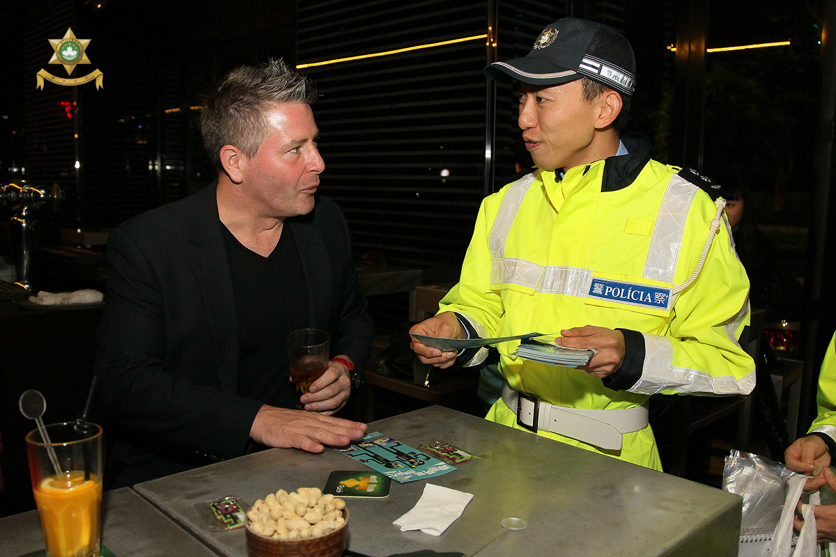 警員在酒吧向市民和旅客派發預防酒駕和藥駕的宣傳單張