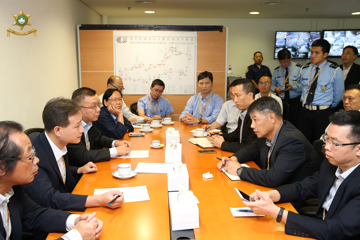 警察總局馬耀權局長聯同治安警察局梁文昌局長及消防局梁毓森局長等巡視賽車大樓及場內安保工作 (2)