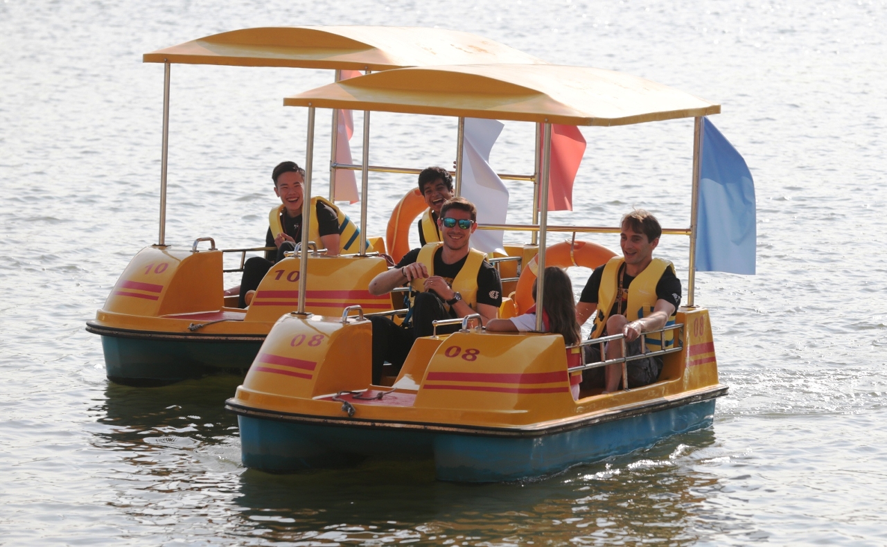 André Couto, Chang Wing Chung and co relax ahead of the pedal boat race.