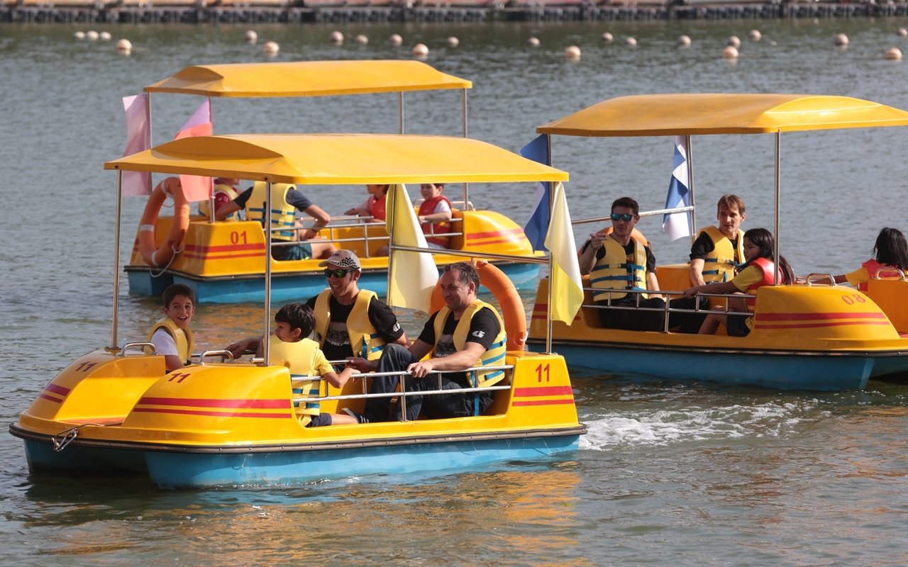 GP competitors take part in pedal boat race at Anim’Arte NAM VAN and meet with local youngsters.