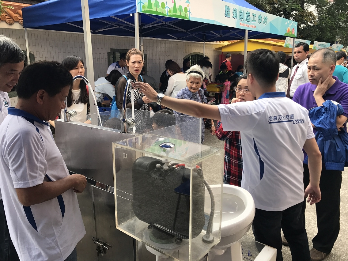 向市民介紹節水器具的成效