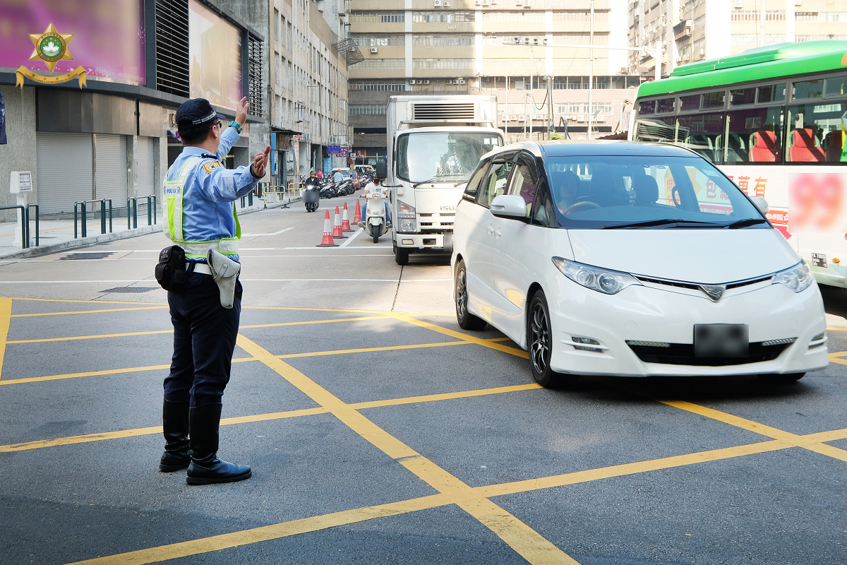 交通警員維持交通秩序 (1)