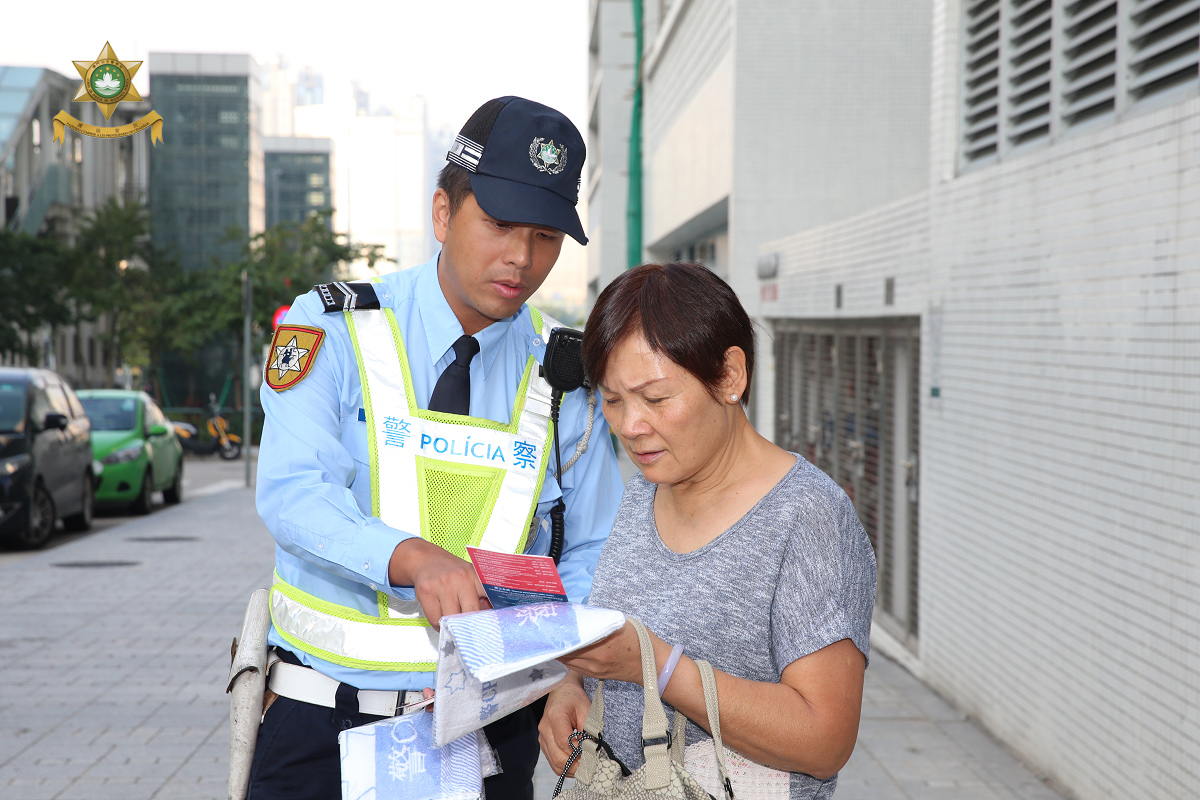 向市民派發宣傳單張