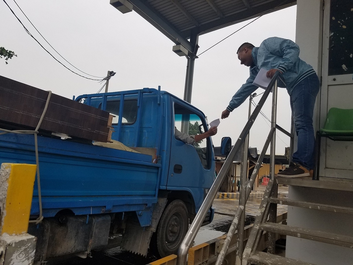 Pessoal do ARMC distribui folhetos quanto à prevenção de incêndios a motorista de veículos que entram no ARMC.