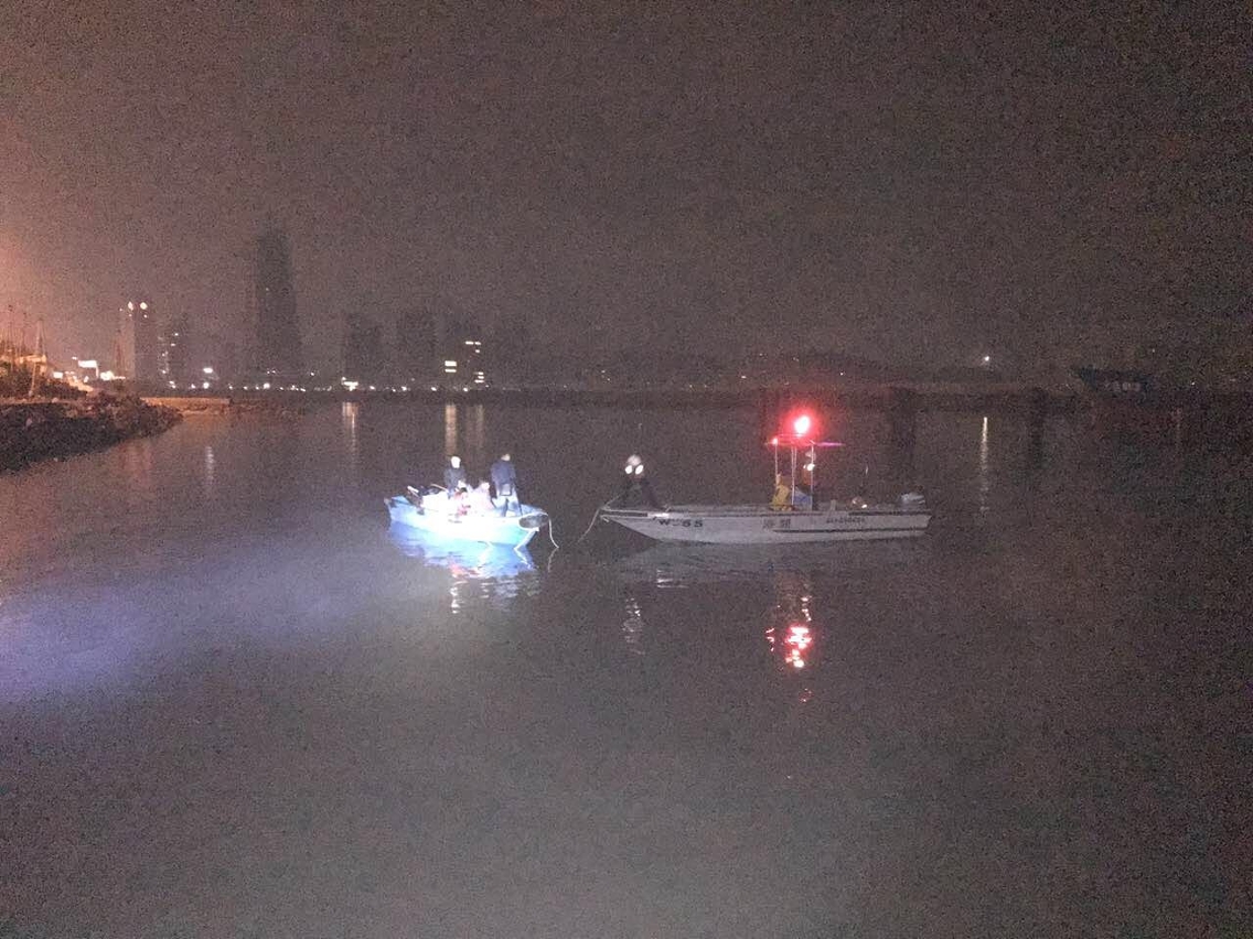 東方明珠對開海面截獲的纖維艇