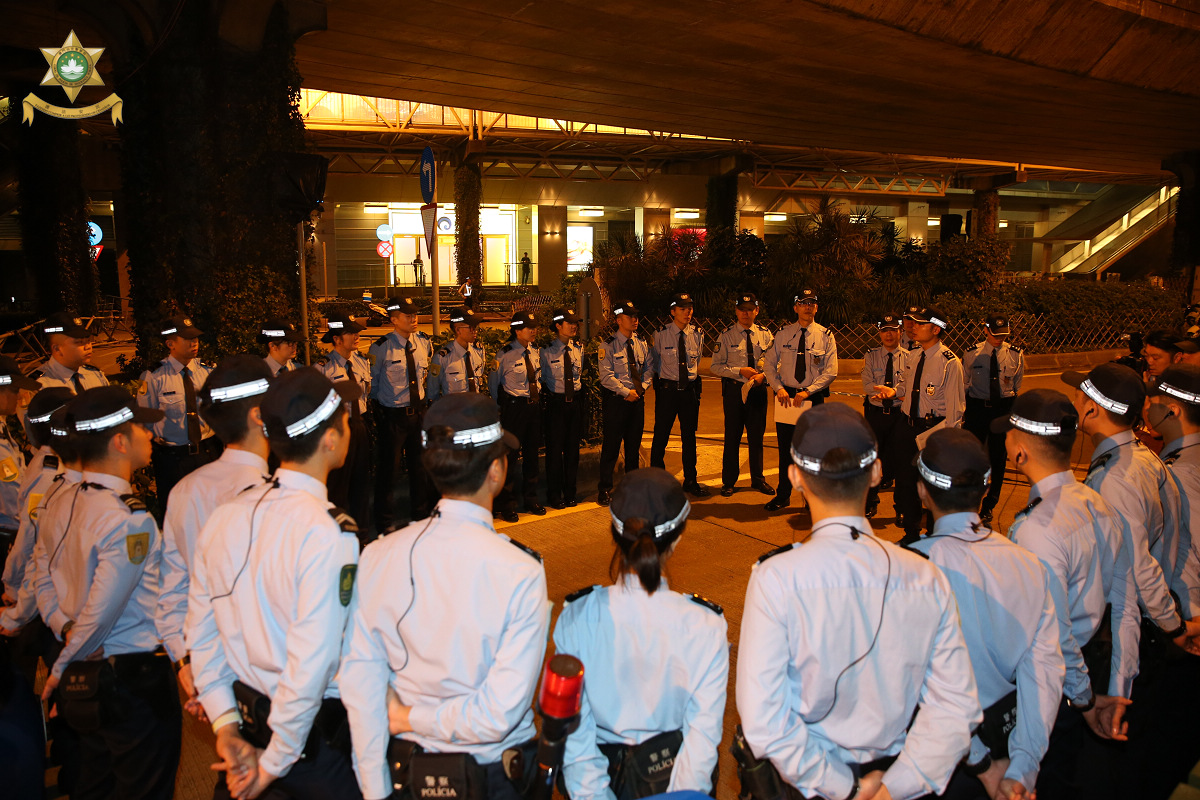 警員聽取簡報