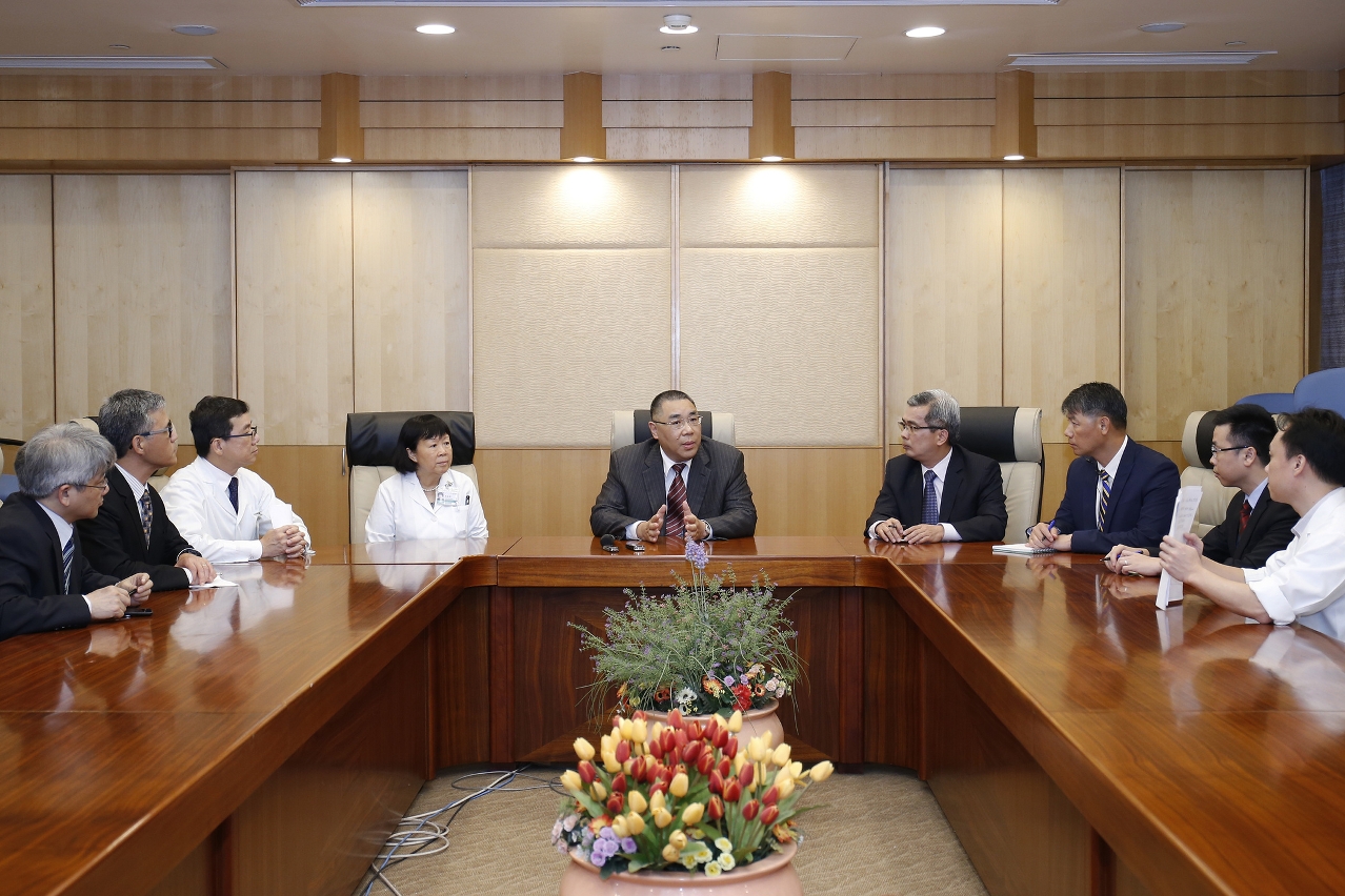 行政長官崔世安向多個部門官員及鏡湖醫院代表了解旅遊巴交通事故的傷者情況及跟進工作