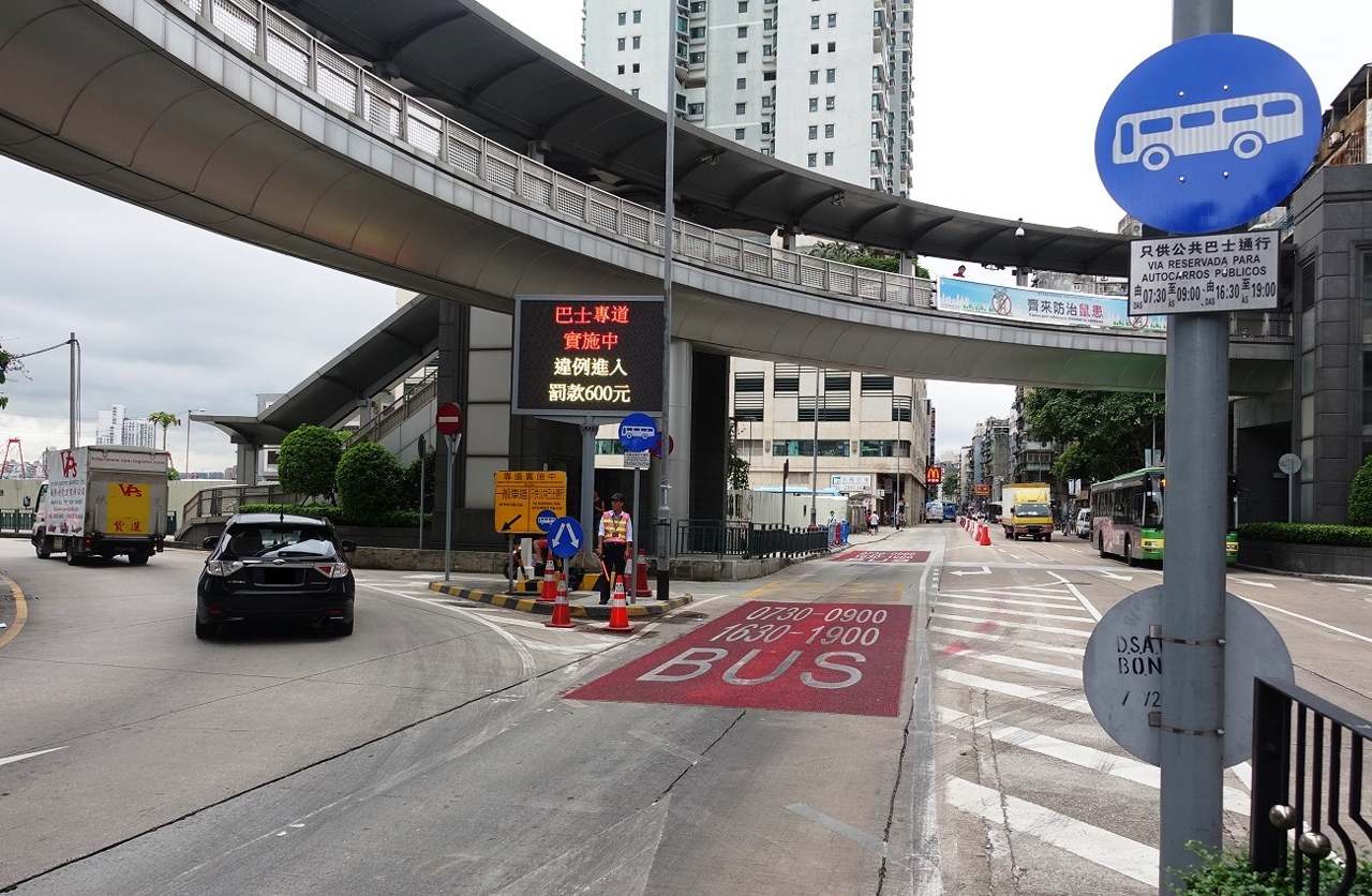 O corredor exclusivo para autocarros implementa de forma efectiva, a entrada indevida pode ser punida com multa.