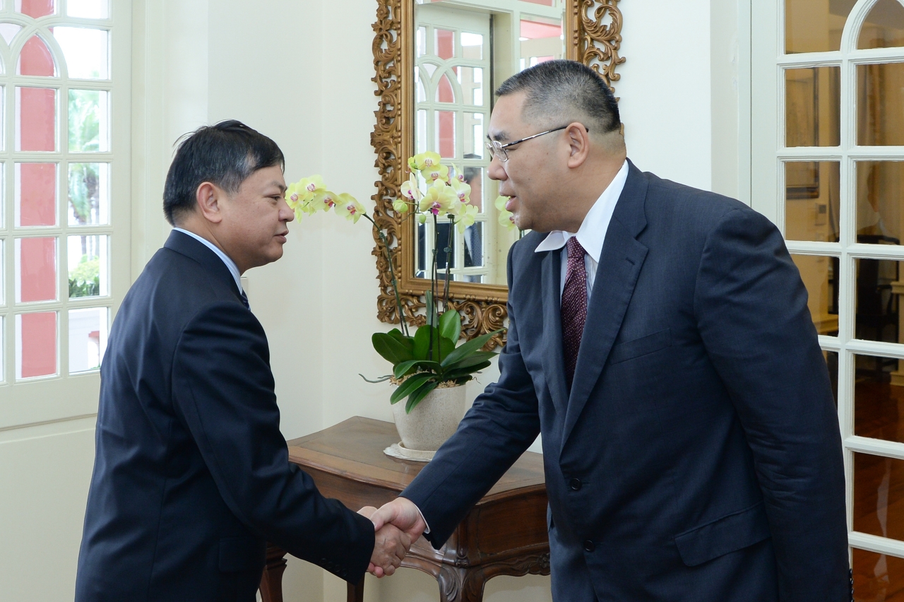 Chefe do Executivo, Chui Sai On, tem encontro com vice-ministro da Protecção Ambiental, Huang Runqiu.