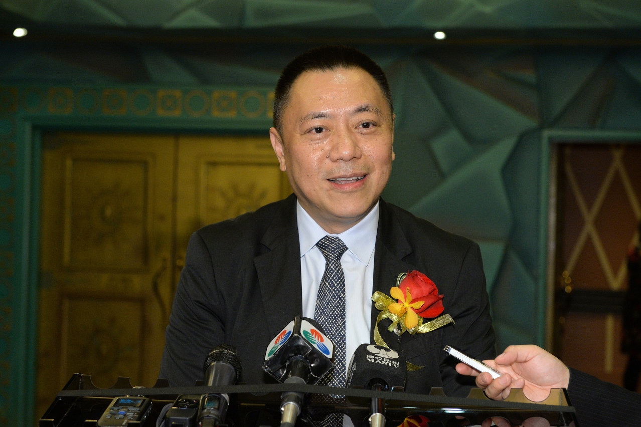 The Secretary for Economy and Finance, Mr Leong Vai Tac, speaks to reporters.