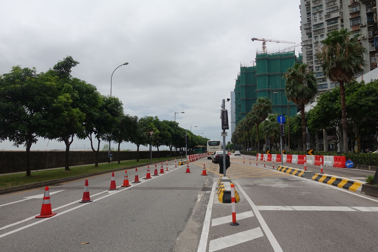 A recém-instalação dos semáforos na saída do viaduto da Avenida Norte do Hipódromo escoa o fluxo dos veículos de diferentes sentidos