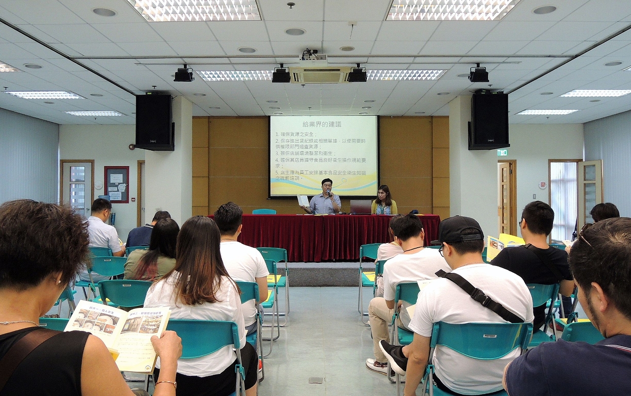 向與會者介紹「食品衛生自填檢查清單」協助業界自律經營