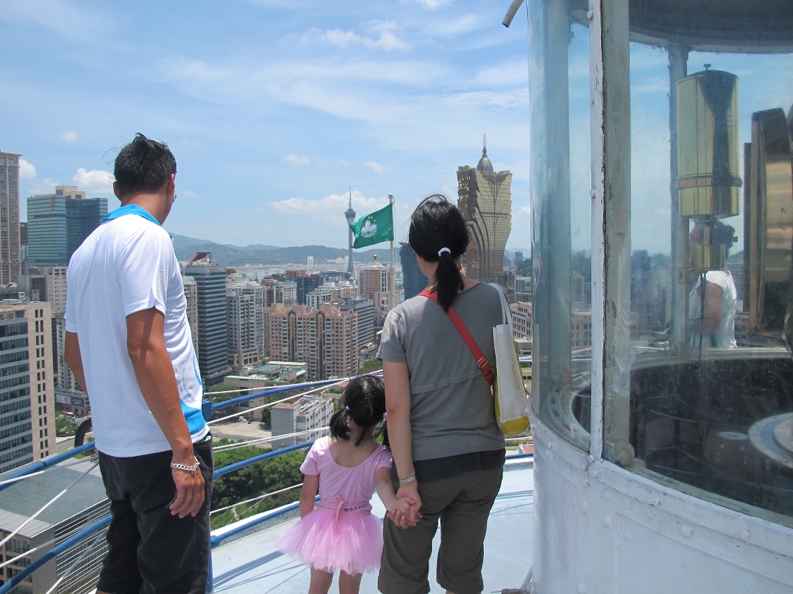市民可登上東望洋燈塔俯瞰澳門美景