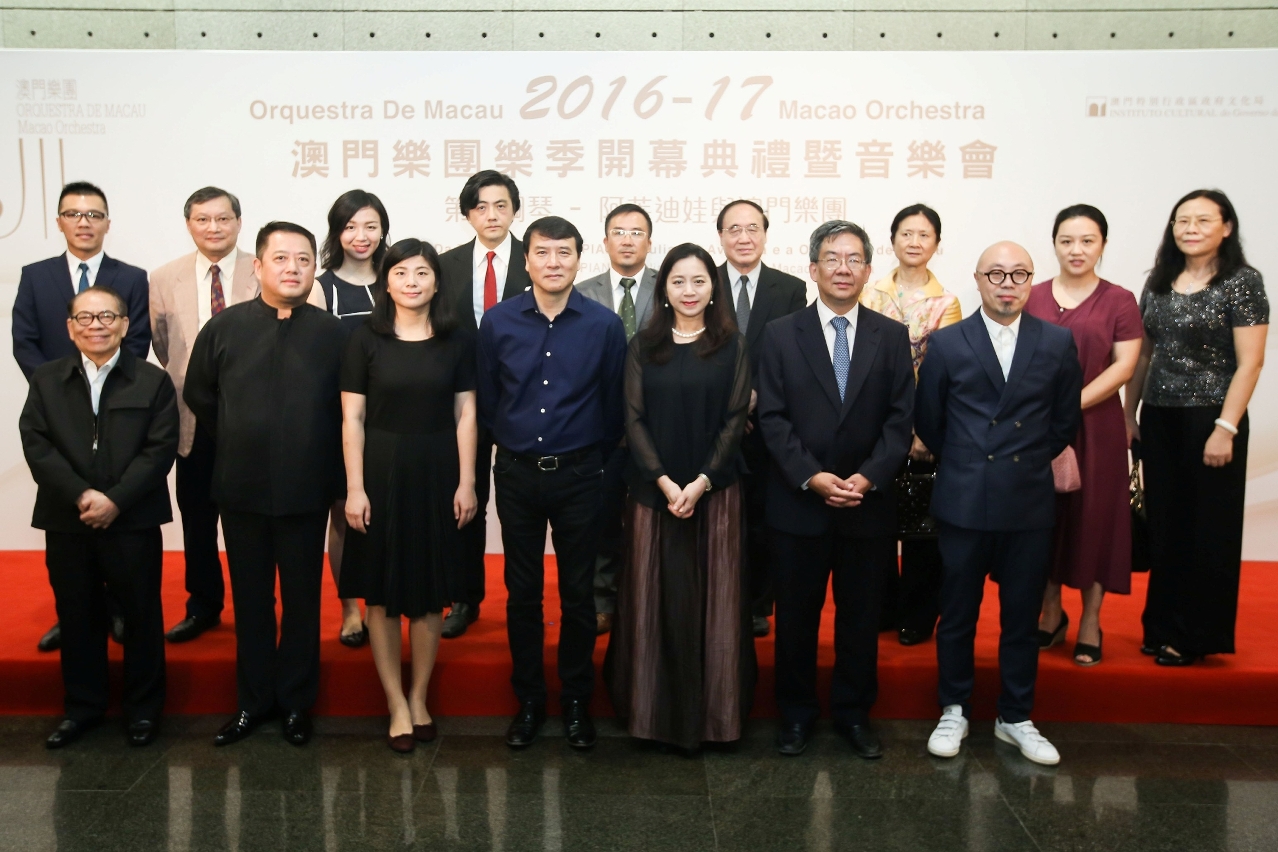 Group photo of the guests