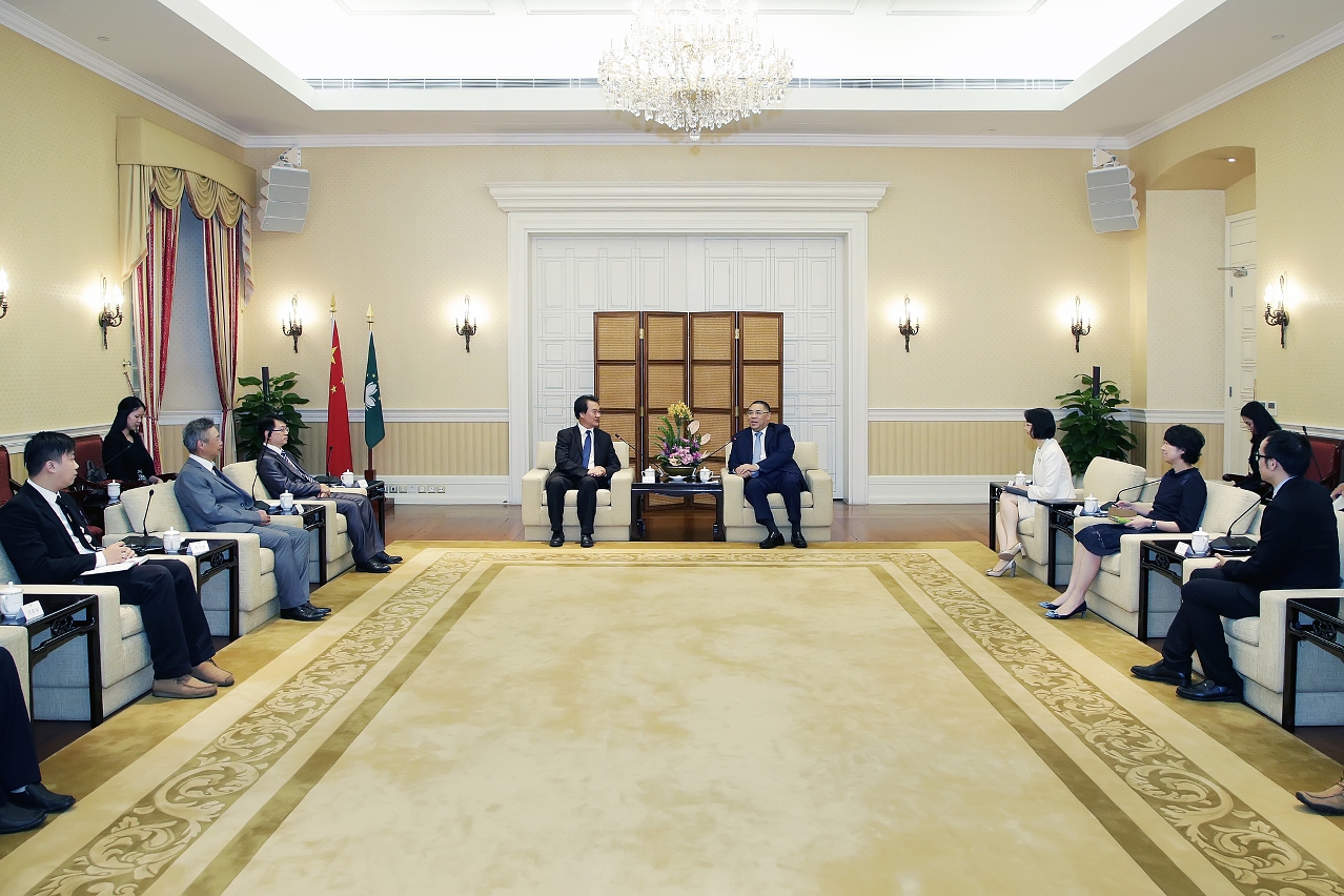 Chui Sai On tem encontro com Federação das Associações dos Trabalhadores da Função Pública de Macau