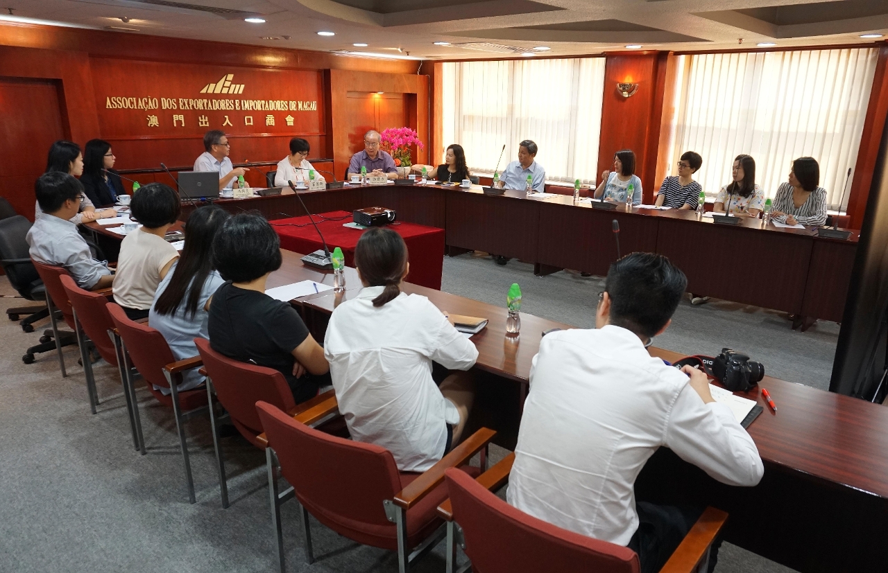 經濟局代表向澳門出入口商會及澳門付貨人協會解釋修法內容