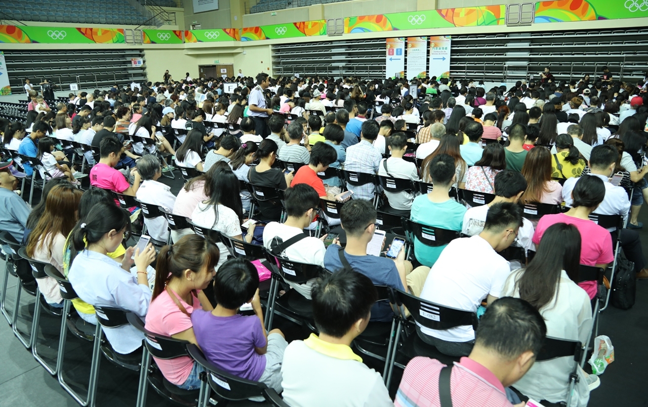 População espera a dristribuição dos bilhetes