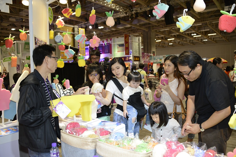 Local cultural and creative products well received by visitors.