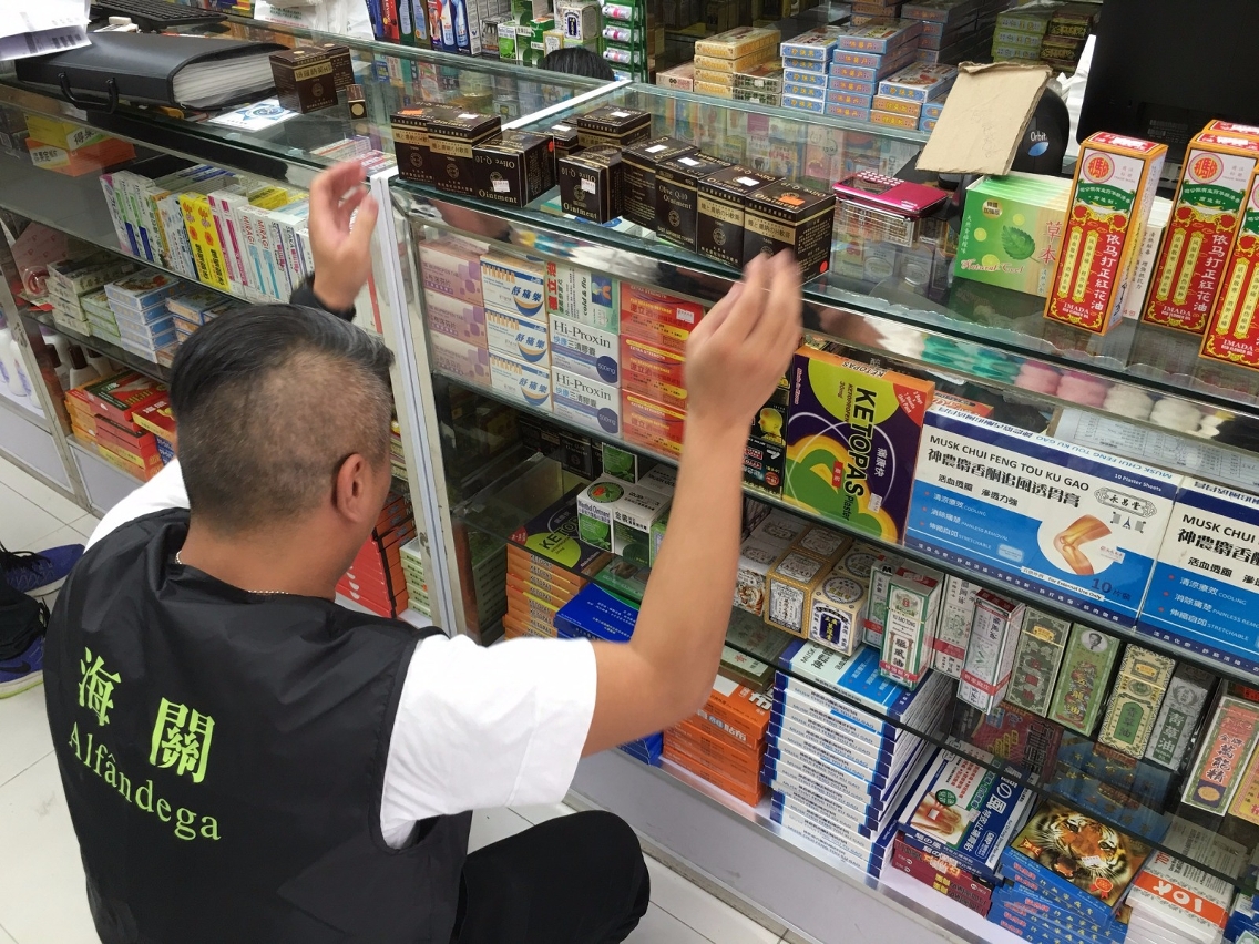關員查核店內商品