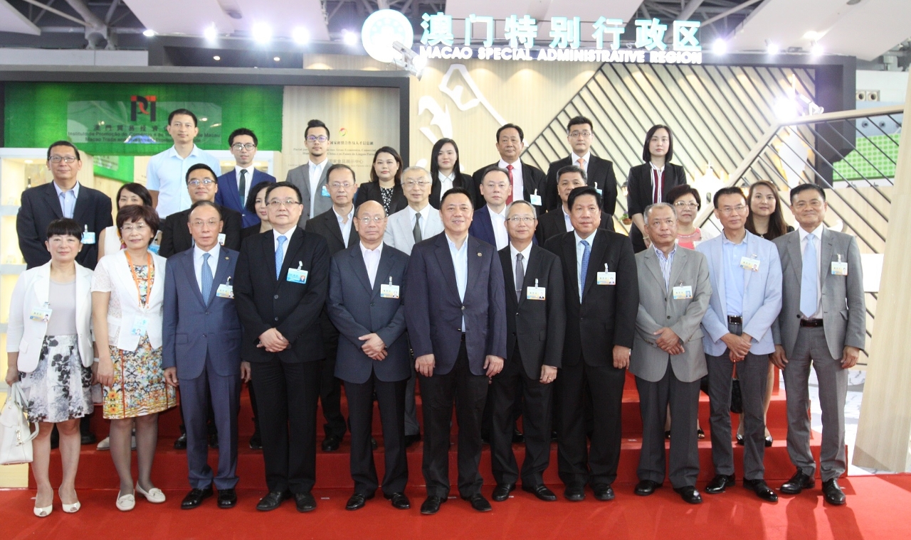A Delegação Empresarial de Macau visita a Feira de Guangzhou e tira fotografias de grupo em frente ao Pavilhão de Macau.