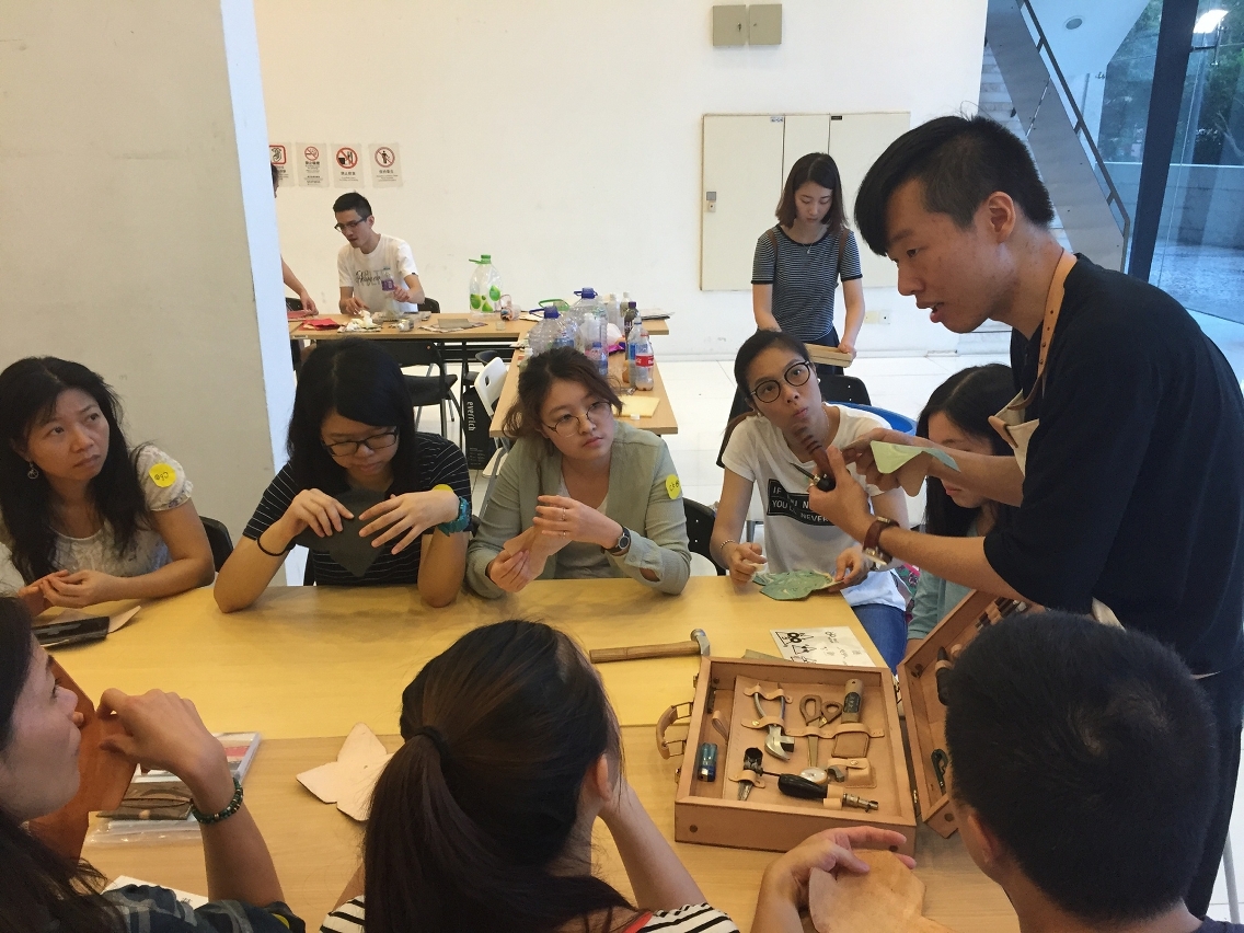 The handicrafts workshops of the Nam Van Lake Craft Market at the Anim’Arte NAM VAN are conducted by Craft Market booth owners and by cultural and creative practitioners.