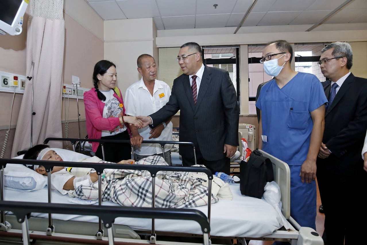 Chefe do Executivo, Chui Sai On, visita feridos do acidente de um autocarro de turismo, no Hospital Kiang Wu.
