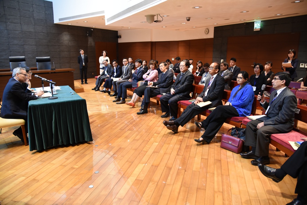 Intercâmbio entre o Presidente do Tribunal de Última Instância, Dr. Sam Hou Fai, e os convidados