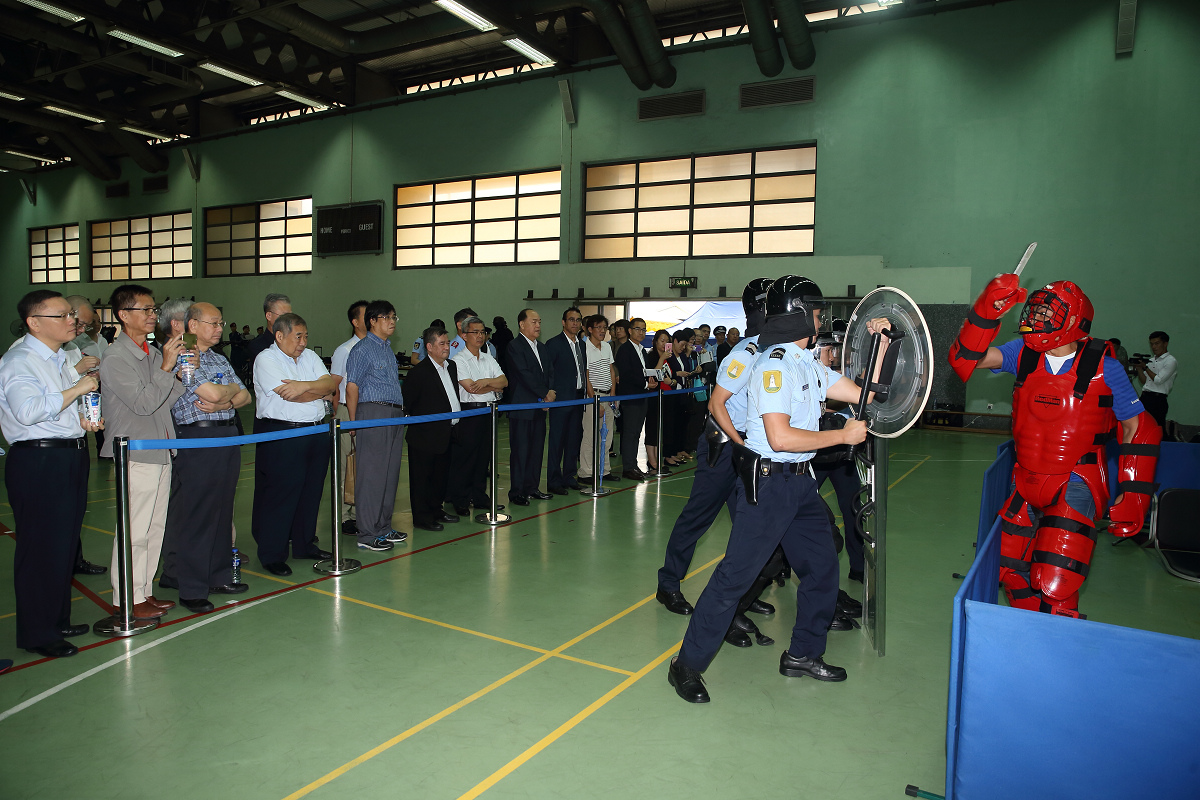 Simulacro sobre as medidas tomadas pela polícia para tratamento de casos de violência doméstica e de multidões, realizado pelo Grupo de Patrulho Especial